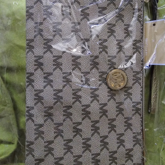 Mk wristlet - Picture 1 of 6